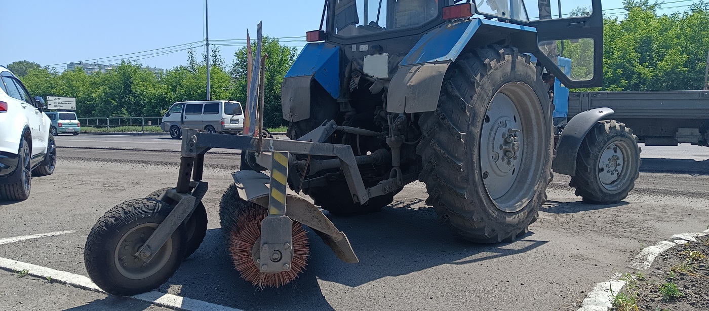 Услуги трактора с щеткой МТЗ в Калмыкии