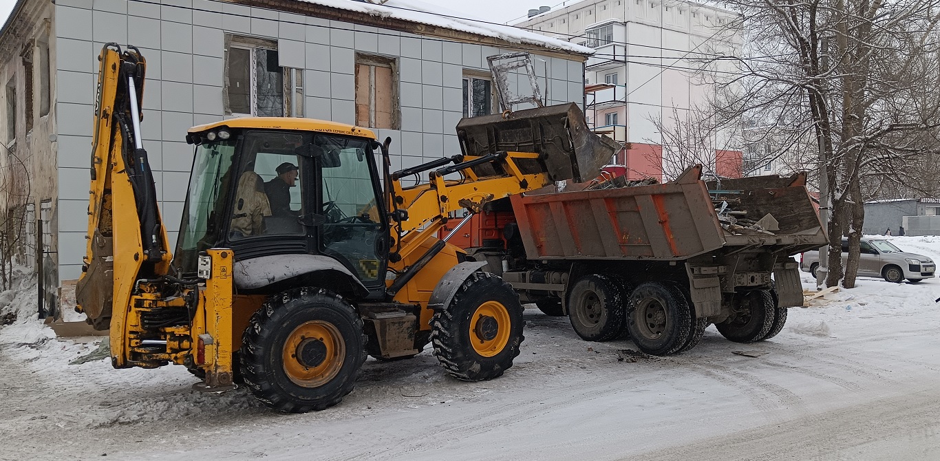 Уборка и вывоз строительного мусора, ТБО с помощью экскаватора и самосвала в Калмыкии